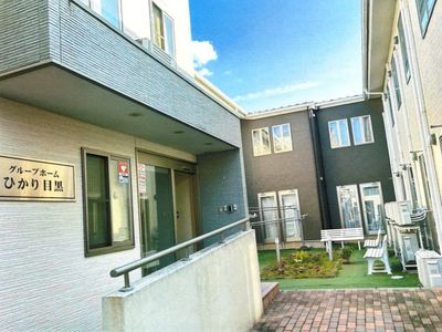 緑あふれる施設の外観