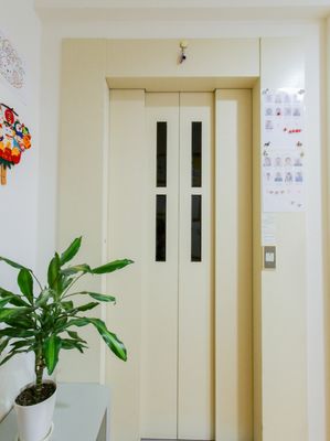 明るいエレベーター前