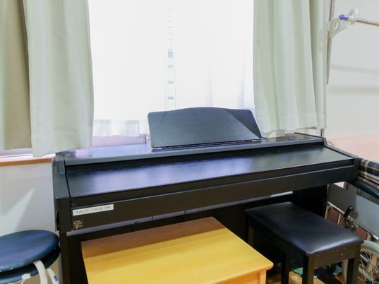 施設の写真 ピアノが設置されている共有スペース