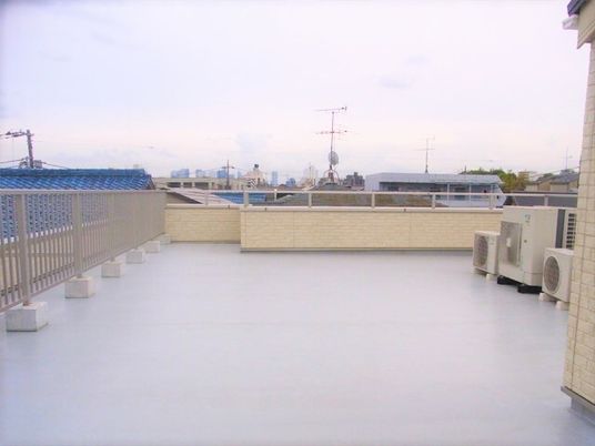 施設の写真 施設の屋上スペースを写した写真。屋上から見える景色が映っている