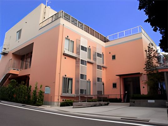 ピンクの外壁の建物