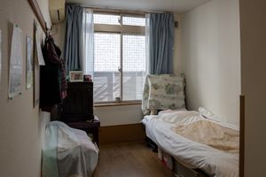 居室のベッドと窓