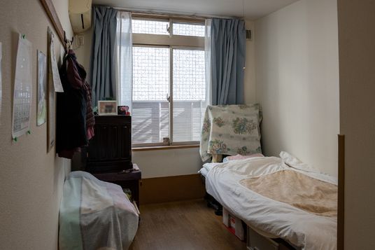 居室のベッドと窓