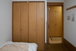 居室のベッドとクローゼット