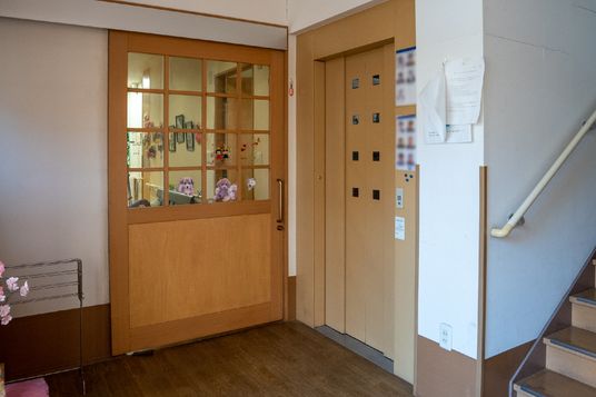 廊下の入り口と階段