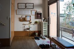 エントランスの明るい風景