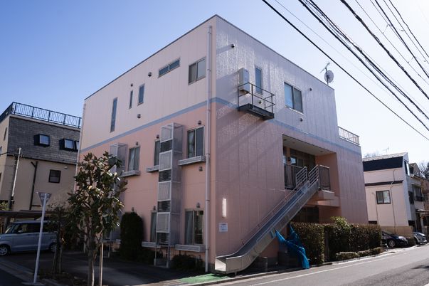 ピンクの建物外観