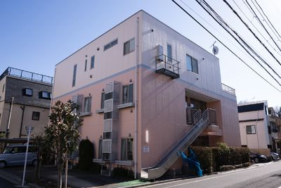 ピンクの建物外観