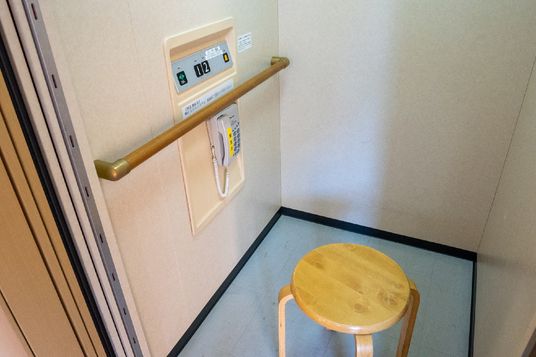 通話装置付きの廊下