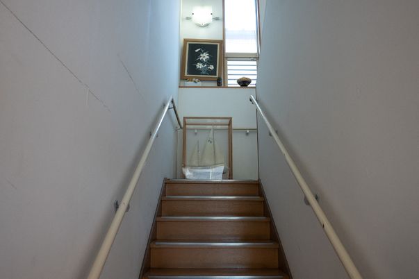 廊下の階段と装飾品