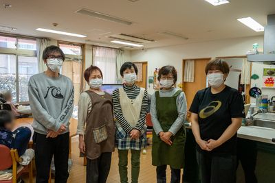 スタッフの集合写真