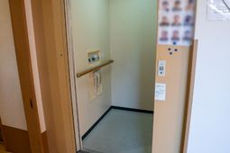廊下のエレベーター入口