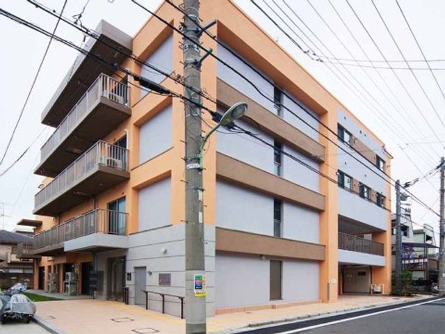 オレンジ色の外観 外観 モダンなデザインの建物が印象的です。通りに面してアクセスも良好な立地です。