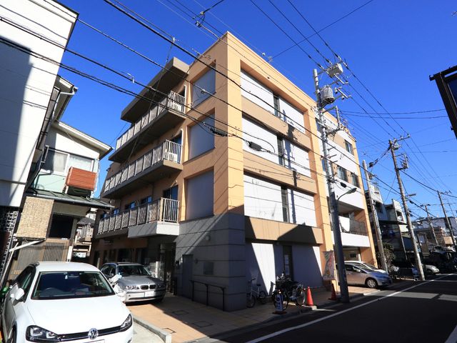 快適な居住空間の外観 施設建物 陽光が差し込む暖かみのある建物です。街の景観にも溶け込む設計で、毎日を心地よく過ごせる環境が整っています。
