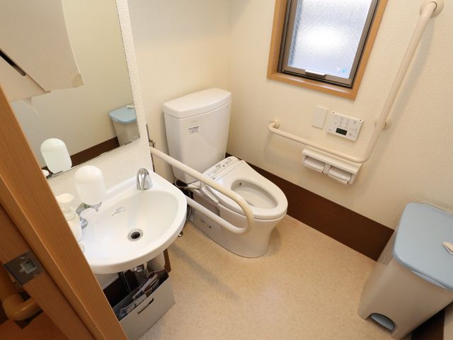 バリアフリー対応の清潔なトイレ トイレ 手すりが設置され安心してご利用いただけるトイレです。清潔感のあふれ、機能的な設計が魅力的です。