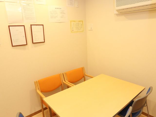 小規模な会議室 ラウンジ 機能的な空間には、打ち合わせやケア計画の相談に適したテーブルと椅子が配置されており、落ち着いた雰囲気で利用できます。