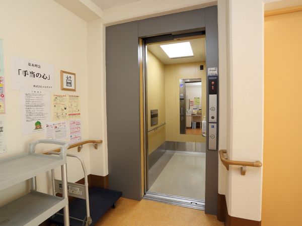 エレベーター付近の廊下