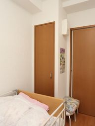 ベッドと扉の居室内部