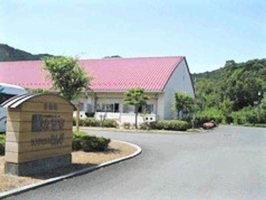 赤い屋根の建物と緑の庭