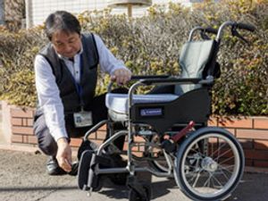 車椅子を調整するスタッフ
