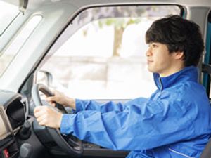 青いユニフォームの運転手
