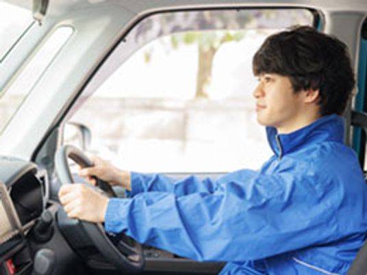 青いユニフォームの運転手