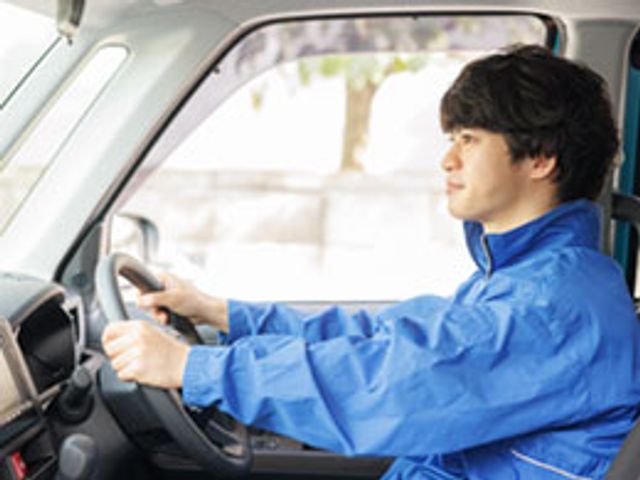 青いユニフォームの運転手 スタッフイメージ 手厚いサポートが受けられる施設で、経験豊かな運転手が安全に皆さまをお迎えします。