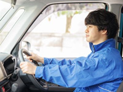 青いユニフォームの運転手