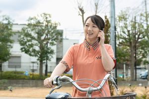 庭で自転車に乗る職員  