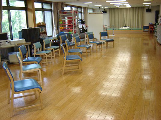 訓練用椅子が並ぶ室内