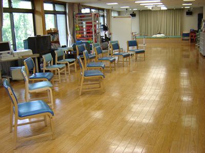 訓練用椅子が並ぶ室内