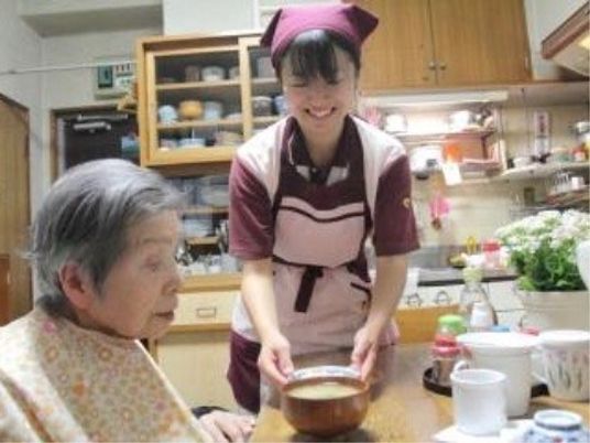 笑顔のスタッフと利用者の様子