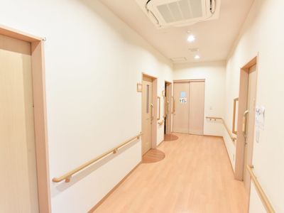 明るい廊下の風景