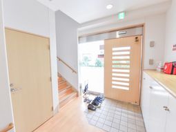 明るいエントランス風景