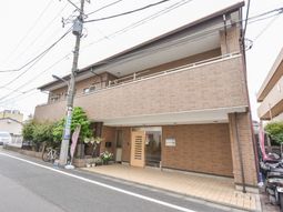 茶色の壁の建物エントランス