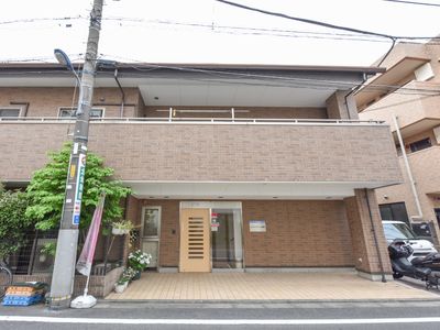 茶色の建物とエントランス