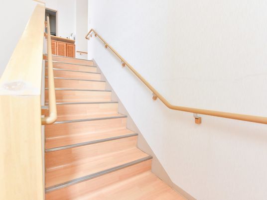 視認性の高い、明るい色を使った階段。滑り止めや両側に設置された手すりなど、安全に配慮した工夫がなされている。