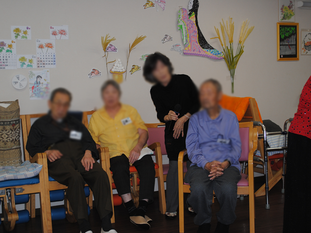 アクティビティ風景 エントランス 皆で楽しめるイベントや活動が充実しており、利用者同士の自然な交流が生まれています。