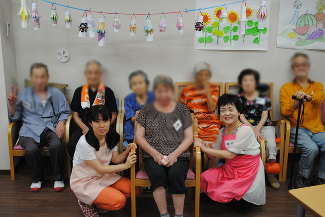 笑顔のグループ集合写真