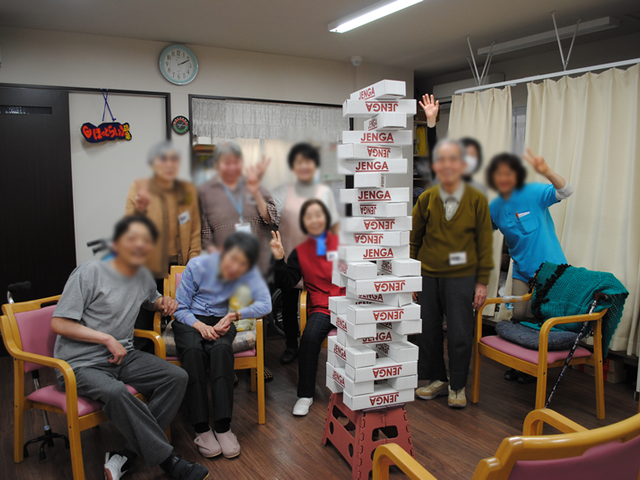 交流を楽しむ人々の部屋 多目的室 交流が活発な空間です。皆でテーブルゲームを囲み、楽しい時間を過ごせます。