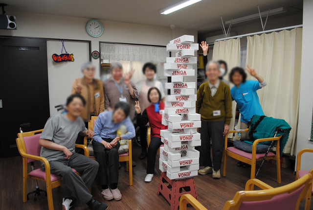 交流を楽しむ人々の部屋