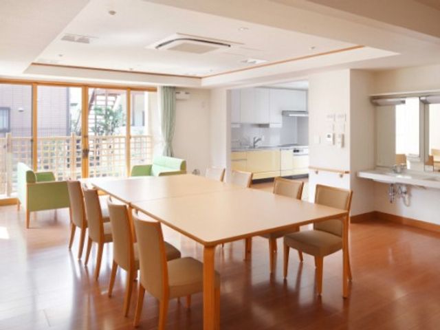 共用ダイニングの清潔感 食堂 明るく広々としたダイニングルームです。綺麗なキッチンカウンターがあり、食事の時間も快適に過ごせます。