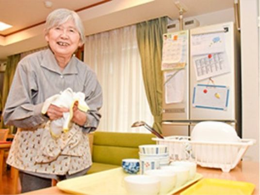 笑顔の高齢女性と生活空間