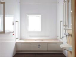 明るい清潔な浴室