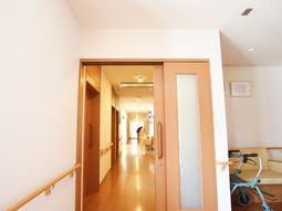 明るい廊下の風景