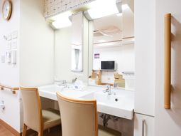 清潔な洗面台とミラー