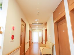 温かみのある廊下の風景