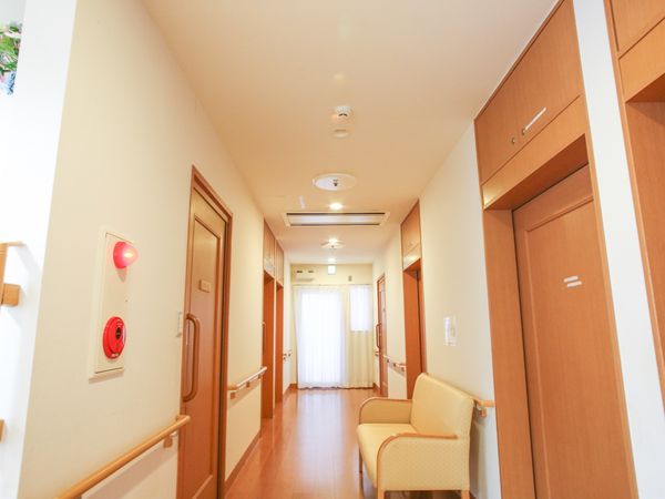 温かみのある廊下の風景