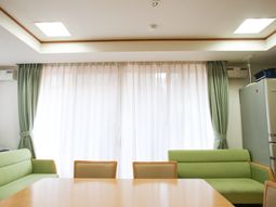 明るいリビングエリアの様子