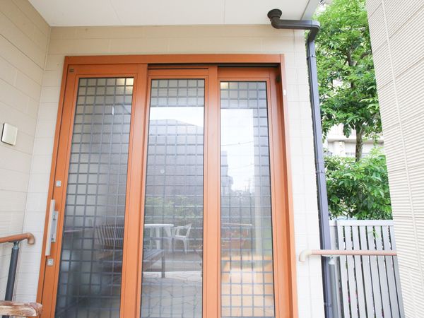 明るいテラスへの出入口